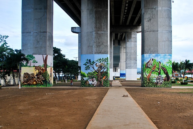 graffiti na mostě