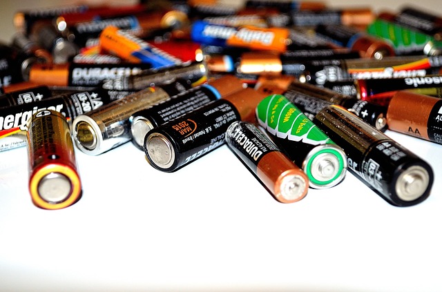 hromada nejrůznějších druhů baterií